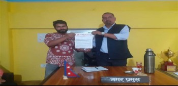 बैतडीको दनपामा नगर बस सञ्चालनको माग गर्दै नगरप्रमुखलाइ ज्ञापन पत्र 